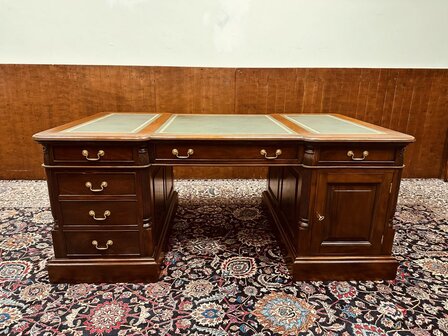 Klassiek-Engels-Antiek-Chesterfield-Bureau-Desk-Partnerdesk