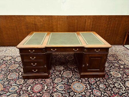 Klassiek-Engels-Antiek-Chesterfield-Bureau-Desk-Partnerdesk