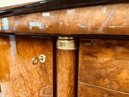 Klassiek-Italiaans-Wortelhout-Dressoir