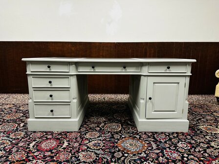 Klassiek-Engels-Grijs-Bureau-Partnerdesk
