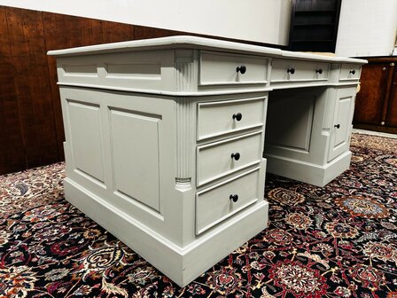 Klassiek-Engels-Grijs-Bureau-Partnerdesk