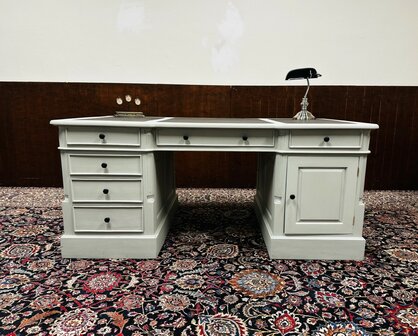 Klassiek-Engels-Grijs-Bureau-Partnerdesk