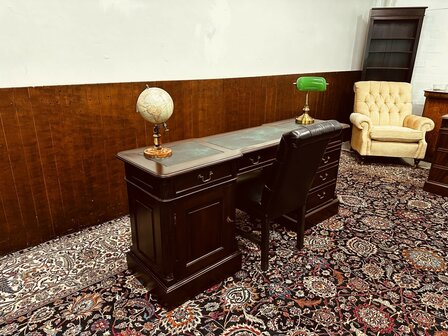 Smal-Klassiek-Engels-Bureau