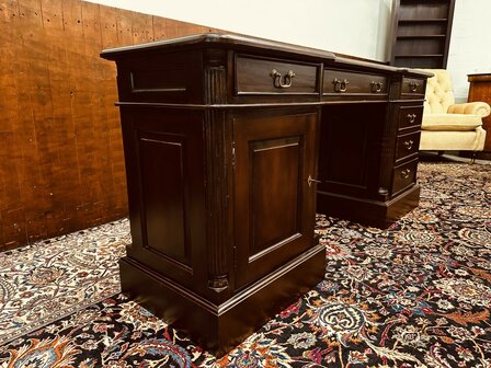 Smal-Klassiek-Engels-Bureau