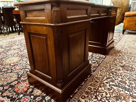 Smal-Klassiek-Engels-Bureau