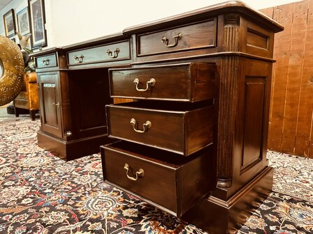 Smal-Klassiek-Engels-Bureau