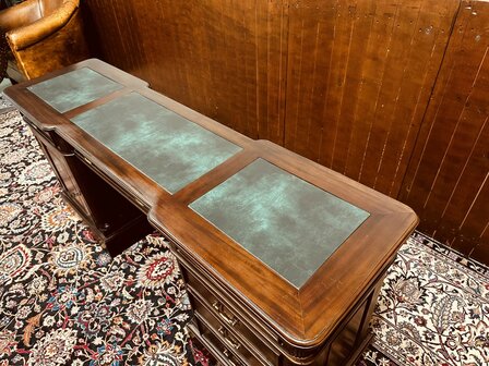 Smal-Klassiek-Engels-Bureau