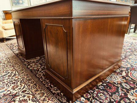 Klassiek-Engels-Heldense-Exlcusive-Bureau