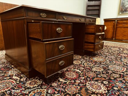 Klassiek-Engels-Heldense-Exlcusive-Bureau