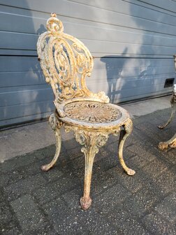 Antieke-gietijzeren-tuinset-bistro-set-tafel-met-2-stoelen-van-gietijzer-7