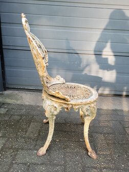 Antieke-gietijzeren-tuinset-bistro-set-tafel-met-2-stoelen-van-gietijzer-9