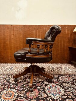 Zwarte-Chesterfield-Captain-Chair