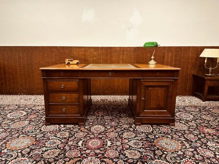 Klassiek-Italiaans-Bureau