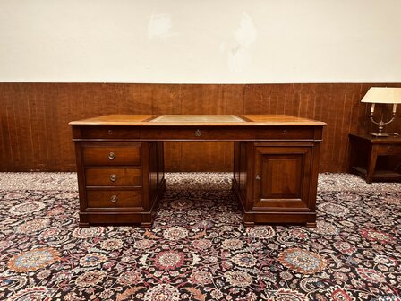 Klassiek-Italiaans-Bureau