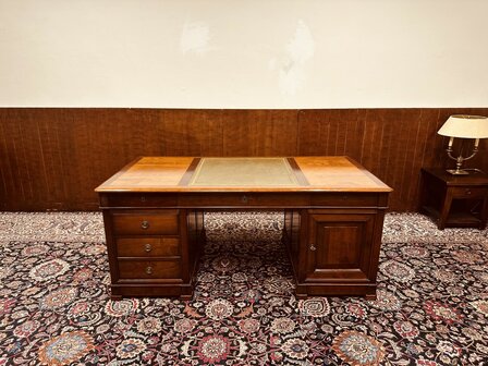 Klassiek-Italiaans-Bureau