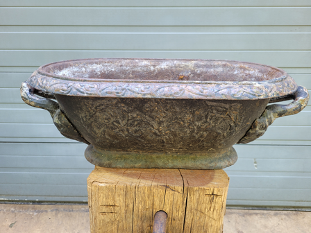 Antieke-gietijzeren-bloembak-jardiniere-zwart-van-gietijzer-met-handvaten-1