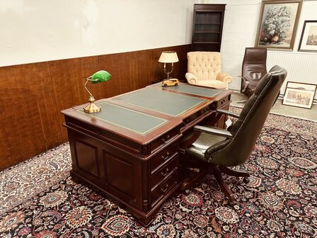 Klassiek-Engels-Chesterfield-Partnerdesk-Bureau