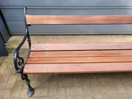 Antieke-gietijzeren-tuinbank-parkbank-van-gietijzer-en-hardhout-4