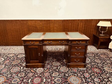 Klassiek-Engels-Bureau-Groen