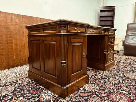Klassiek-Engels-Bureau-Groen
