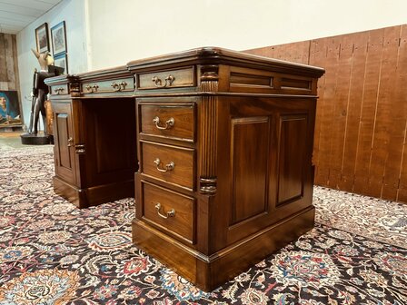 Klassiek-Engels-Bureau-Groen