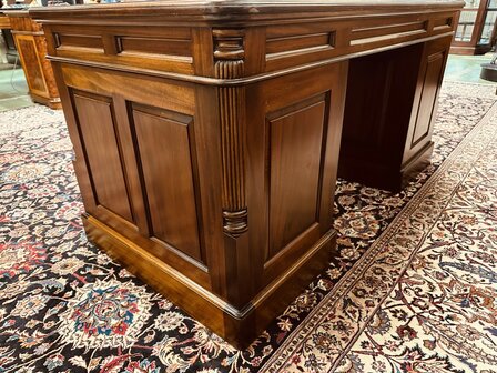 Klassiek-Engels-Bureau-Groen
