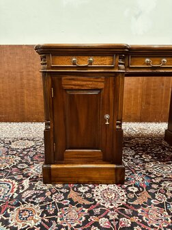 Klassiek-Engels-Bureau-Groen