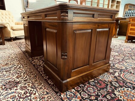 Klassiek-Engels-Bureau-Groen