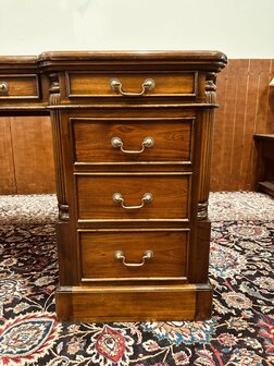 Klassiek-Engels-Bureau-Groen