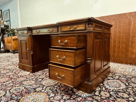Klassiek-Engels-Bureau-Groen