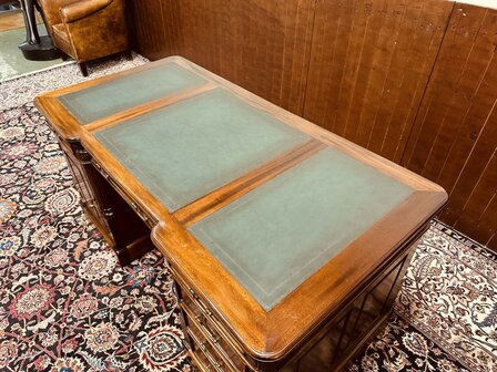 Klassiek-Engels-Bureau-Groen