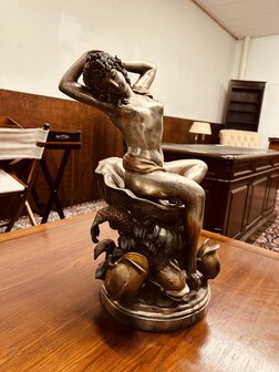 Vrouw-schelp-bronzen-fontein-5