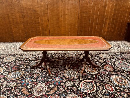 Antieke-Engelse-Chesterfield-Salontafel
