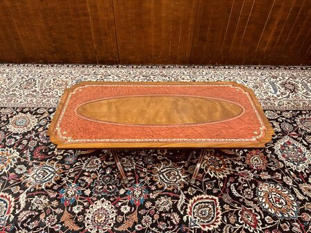 Antieke-Engelse-Chesterfield-Salontafel