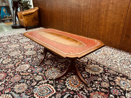 Antieke-Engelse-Chesterfield-Salontafel