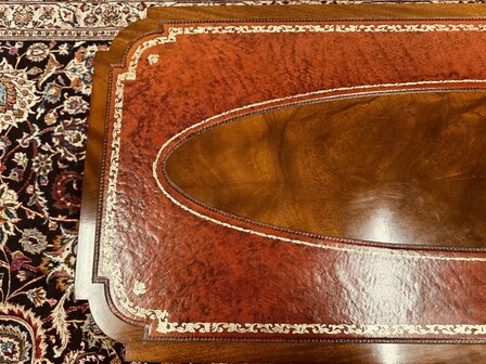 Antieke-Engelse-Chesterfield-Salontafel