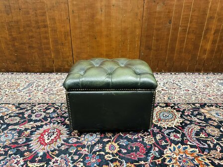 Groene-Chesterfield-Hocker