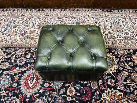 Groene-Chesterfield-Hocker