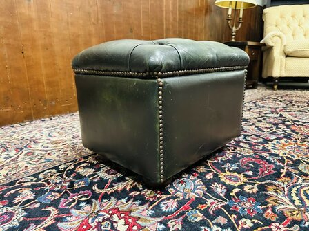 Groene-Chesterfield-Hocker