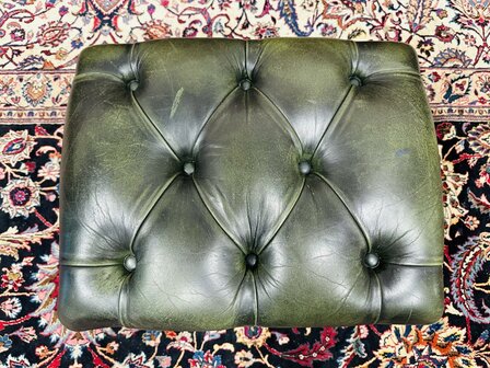 Groene-Chesterfield-Hocker