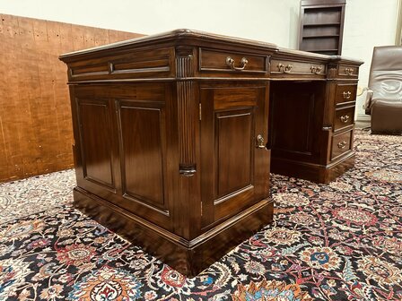 Antiek-Klassiek-Bureau-Partnerdesk