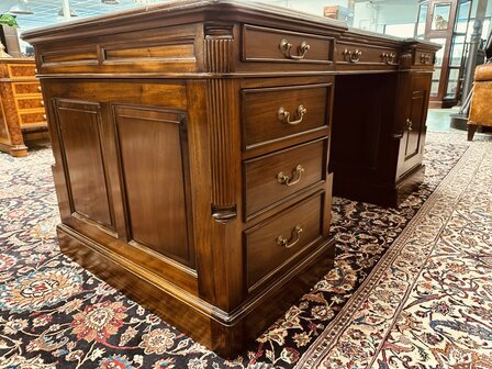 Antiek-Klassiek-Bureau-Partnerdesk
