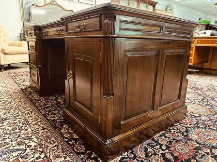 Antiek-Klassiek-Bureau-Partnerdesk