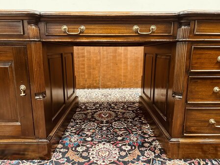 Antiek-Klassiek-Bureau-Partnerdesk