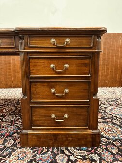 Antiek-Klassiek-Bureau-Partnerdesk
