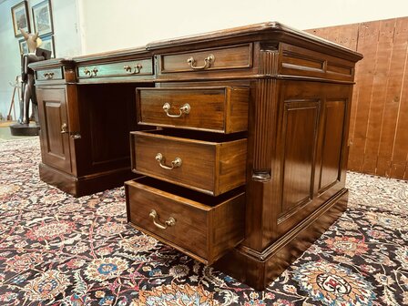 Antiek-Klassiek-Bureau-Partnerdesk