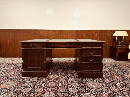 Engels-Antiek-Bureau-Partnerdesk