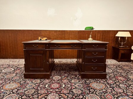 Engels-Antiek-Bureau-Partnerdesk