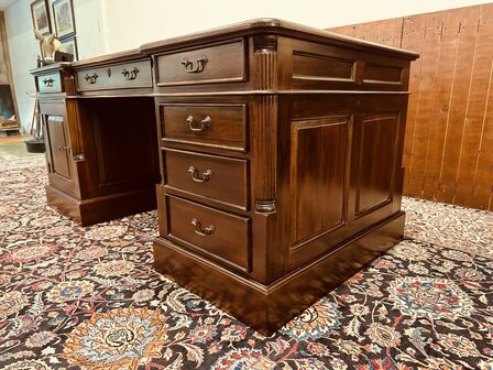 Engels-Antiek-Bureau-Partnerdesk