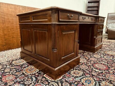 Engels-Antiek-Bureau-Partnerdesk